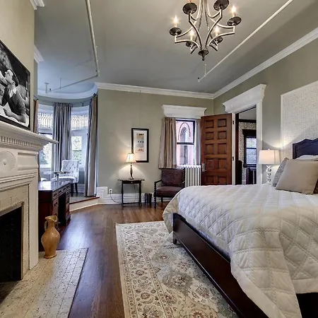 The New Victorian Mansion Bed & Breakfast-3